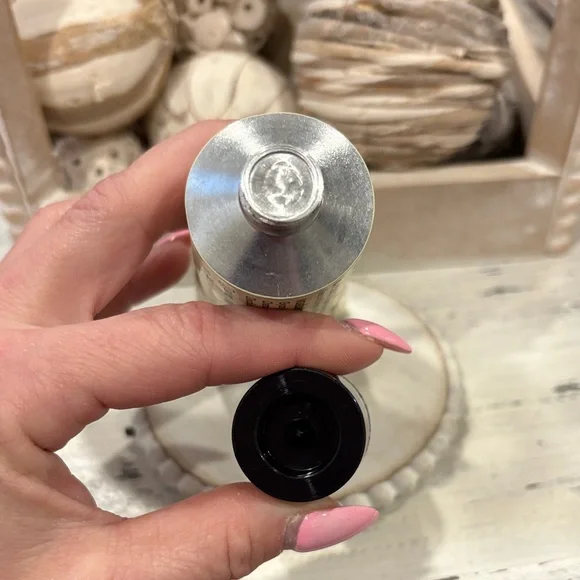 Sand+Fog Tahitian Vanilla Scented Hand Cream - 100ml - Picture 3 of 4